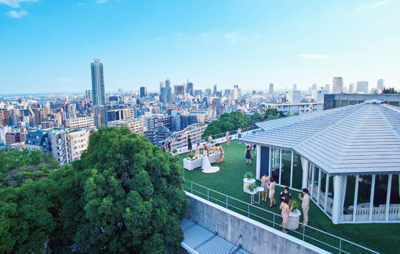 Situated on the upper floor, the L'Etoile party space is a luxurious rooftop garden with a view of the Kobe cityscape that can be reserved for exclusive use.