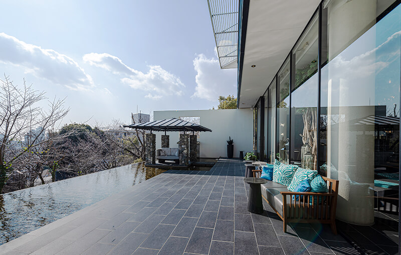 Step out onto the adjoining terrace to find a water cottage accompanied with the soothing sound of flowing water. You can enjoy the clear air unique to Yamate.